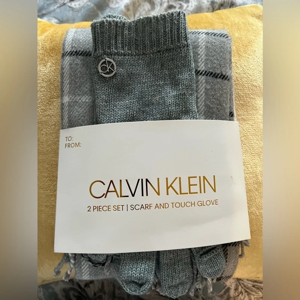 NWT Calvin Klein 2 pc. Scarf & Gloves in Gray